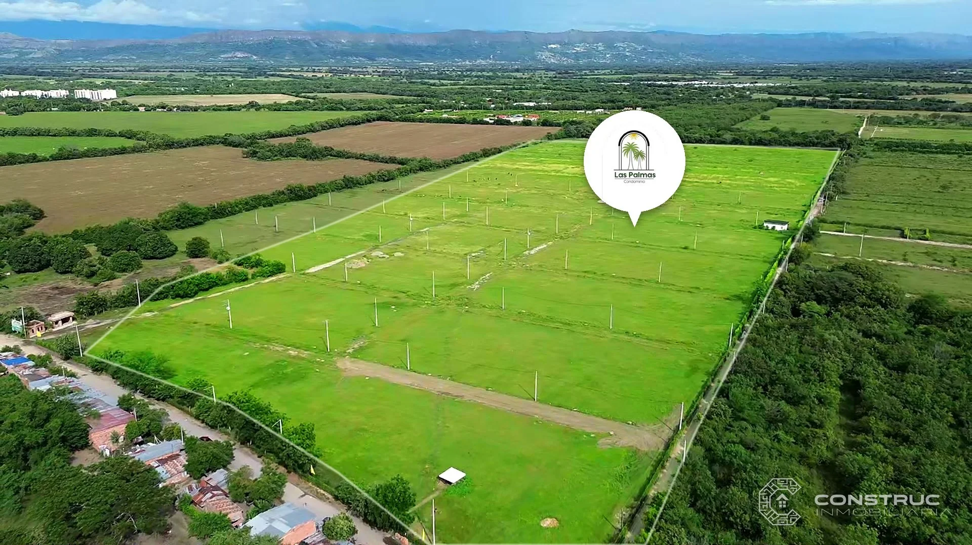 Foto real con dron del terreno de Las Palmas Campestre, con las montañas al fondo